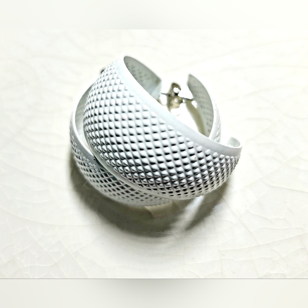 Vintage 1980s clean white geometric textured wide hoop earrings